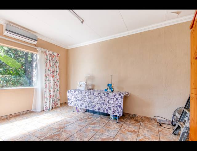 5 BEDROOM FREEHOLD FOR SALE IN MORET